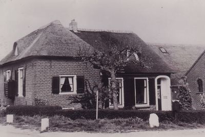 Boerderij-het-Vagevuur-aan-de-Vreelandseweg
Boerderij het Vagevuur aan de Vreelandseweg. 
Zie ook Werinon nr. 51 het jaar van de boerderij.
Boer Wijnand Stam was de laatste boer. De Ballast Mij. heeft het gebouw een paar jaren gebruikt als kantoor. Daarna kwam er een snijbedrijf voor textiel met de toepasselijke naam Snijers. Anno 2110 door de nieuwe eigenaar keurig opgeknapt.
Trefwoorden: Vreelandseweg