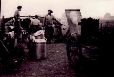 Melken-op-het-land
Fam Wenneker van boerderij Roosendaal. Rechts J Wenneker Sr en links Wim v Wijk melken op het land.
Trefwoorden: Eilandseweg 7