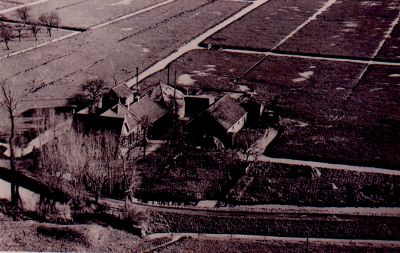 Vervallen-boerderij
De Noordgevel van de boerderij “Roosendaal” van de fam.Wenneker op de Eilandseweg 7 .
De boerderij is inmiddels afgebroken.
