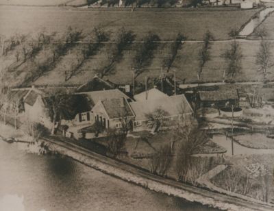 Boerderij-van-Ploegstra
Boerderij met toen nog een boomgaard van Ploegstra.
