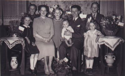 Fam-Gerard-Schoordijk
Familie G Schoordijk-Buijs. Staand van links naar rechts Riny / Riet/Jan. Zittend van links naar rechts Greet/ Marie Schoordijk-Buijs  (de rijke boerin) Gerard Schoordijk met Theo; Gerda .
b
Bij het 12  1/2 jarig huwelijk , Maart 1952.
