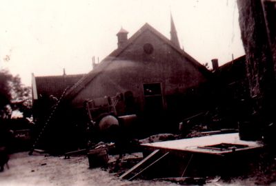Noordgevel-en-erf-boerderij-fam-Groenendaal
De noordgevel en het erf van de boerderij van de familie Th. Groenendaal aan de Voorstraat 32.
Trefwoorden: Voorstraat