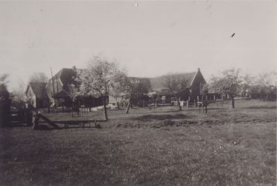 Uitzicht-over-landerij
Achterzijde van de boerderij van fam v Ee.
Nu eigendom van de familie Joosse-van Damme.
Voor een volledig verslag van dit pand zie Werinon nr 6 van mei 1992 geschreven door Mevrouw Joosse-van Damme.
Zie ook kaartreg.nr. 1-33-1 en 1-33-2.

