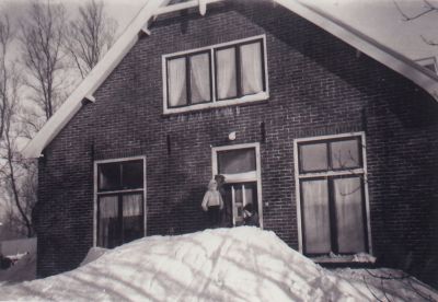 Co-Worm-met-kinderen-in-de-sneeuw
Boerderij ven de familie Worm.Voor de boerderij staat Co Worm met de kinderen in de sneeuw
