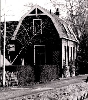 Boerderij-Fam-Huisman
Boerderij en woning Ankeveensepad 11.
Hier woonde Dirk Hoetmer, later Fam. Huisman.
Daarna Hans Zoet.
