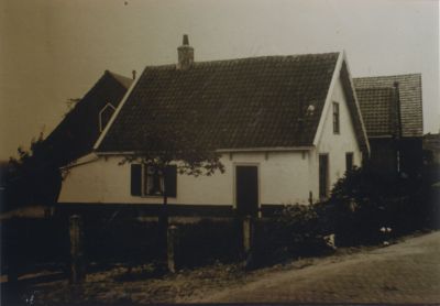 Boerderij-Johan-Venneman
Boerderij Johan Venneman.
Het land bij de boerderij lag voornamelijk in de Blijkpolder .
Bouwjaar onbekend
Gesloopt in 1975.
Heeft lang leeg gestaan,was toen doorgangs-huis voor o.a.Slager Koster,fam. Van Rossum en W.Hoetmer.
Overmeerseweg 117
Zie ook reg.nr.2-26-5
Trefwoorden: Boerderij Venneman