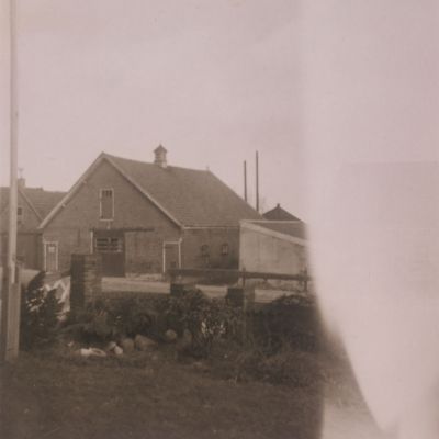 Boerderij-Johan-Venneman
A De stal en schuren van de boerderij van Johan Venneman Daarachter de Blijkpolder die nu bebouwd is Zie ook reg nr 1-12-10
De boerderij stond Overmeerseweg 117
