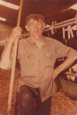 Hooi-voeren
Dit is de heer Voorn Sr van de Vreelandseweg 51.  
Zoon Ab nam het bedrijf van zijn vader over.
Trefwoorden: Boeren
