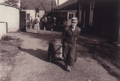Hein-Galesloot-brengt-de-melk-naar-de-weg
Hein Galesloot brengt de melk naar de weg, Reeweg 5.
Op de achtergrond deelnemers aan de Pax Christi-voettocht, die op de boerderij overnacht hebben.
Trefwoorden: Reeweg