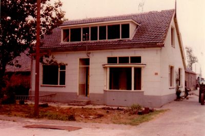 C-Lam-voor-de-voormalige-boerderijwoning
C. Lam voor de voormalige boerderijwoning aan de Middenweg 30, Horstermeer.
Zie verder Werinon nr. 51: het jaar van de boerderij.

Zie ook 5-15-12
Trefwoorden: Middenweg, Horstermeer