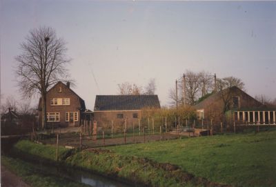 Boerderij
Boerderij Petersburg.
Was bewoond door Mevr v Vliet- v- Ee.
Deze boerderij is gebouwd in 1936 en afgebroken in 1997 
Inmiddels is er weer een nieuwe woning opgebouwd
 Deze boerderij is gebouwd op de plek van de in    1815 afgebroken en verdwenen Buitenplaats Petersburg Zie ook reg nr 2-33-20
