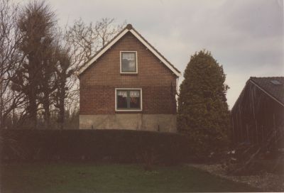 Boerderij-van-Piet-Schoordijk
Boerderij van Piet Schoordijk, die hier tot zijn dood gewoond heeft met zijn twee zusters.
Het huis is gedeeltelijk afgebroken,en is nieuw aangebouwd in ( ± 2000) .
Tot ± 2000 heeft Wim van Wijk jr een varkenshouderij gehouden.
Leilinden.
Zie ook foto 01-18-02b-818.
