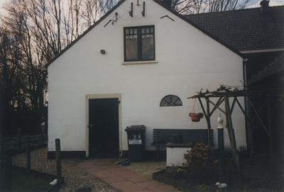 Boerderij-De-Vechtoever
Achterzijde oude stal van Familie G.C.Nagel.
Toen in 1913 de hier ter plaatse staande boerderij van de familie Spruijt afbrandde werden het huidige woonhuis en
de daar achterliggende stallen gebouwd. 
De boerderij en de landerijen waren eigendom van baron Van Lynden, Heer van Nederhorst.
Tot eind jaren 30 werd vanuit deze boerderij het pontveer voor koetsen, wagens en auto-s naar Nigtevecht en verder bediend door de familie Spruijt en later nog een paar jaar door de familie Snoek.
De woning en de stallen kwamen in 1991 op de lijst van het Monumenten Inventarisatie Project (MIP) als voorbeeld van een:  -type : Gaaf in hoofdvorm en detaillering- . 
Voor de twee stallen staat een in de breedte ,dwarsgeplaats, woonhuis. De zuidelijke stal is nog de stal van de afgebrande boerderij.
De familie Nagel heeft hier een melkveehouderij gevoerd. 
Nu is het een woonhuis met nog enige agrarische activiteiten.
Zie ook Werinon nr. 49
