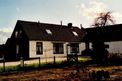 Boerderij-Fam-E-v-d-Berg-voorzijde
Boerderij van de Fam.E. v.d. Berg aan de Meerlaan 34 met voorzijde stal en moestuin.
Trefwoorden: Meerlaan