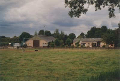 Boerderij-van-Ad-Pouw
Fam A P M Pouw. 
In 2011 verkocht aan de gemeente in verband met bestemmingsplan voor de sportvelden .
De familie heeft een slagerij in Amsterdam.
