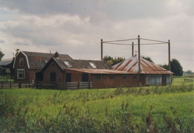 Boerderij-van-Fam-Stuijt-Middenweg-100
Boerderij van Fam Stuijt Middenweg 100.
Op Middenweg 100 staan nog de gebouwen van de kleine boerderij van Stuijt. Stuyt was ook veehandelaar.
Trefwoorden: Horstermeer, Middenweg