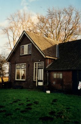 Boerderij-van-Klaas-Stoker
Radioweg 1 Horstermeer K. Stoker
De huidige boerderijgebouwen dateren voor het grootste deel uit 1924. Het bedrijf ligt in de zuidoosthoek van de polder, naast het voormalige radiostation NERA. Aan het eind van de jaren dertig werd een poging tot herontginning van de landerijen in dit deel van de Horstermeer gedaan. Hier kwam echter niet veel van terecht. In 1936 vestigde A. Stoker zich op deze melkveehouderij. Twee keer had ook hij te maken met inundatie en evacuatie van gezin en veestapel. Tot 1957, toen J. Stoker het bedrijf overnam, moest de melk elke ochten en avond met paard-en-wagen naar de Middenweg gebracht worden, want de melkrijder kwam niet bij de verafgelegen bedrijf langs. Anno 2003 is de derde generatie Stoker, Klaas, voerder van de melkveehouderij, waar ook schapen worden gehouden. De gebouwen zijn nog traditioneel; zo is de stal nog een grupstal.
Het bedrijf wordt sinds drie jaar gevoerd op biologische basis en bezit een Skal-certificaat en EKO-keurmerk. Dit houdt o.a. in: chemische bestrijdingsmiddelen zijn uit den boze, geen gebruik van kunstmest, de koeien behouden de hoorns en de melk gaat naar een aparte zuivelinrichting, de Ecomelfabriek te Limmen.
