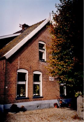 Gedenkplaat-boerderij-de-Volharding
Steen in de muur boerderij De Volharding, eerste steenlegging 1908, Machineweg
Trefwoorden: Machineweg, Horstermeer