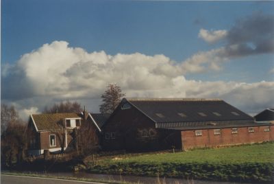 Maatschap-Smits-Boerderij-Middenweg-26
Voordat B.Smits hier in 1964 met een melkveehouderij begon, moest er eerst gras ingezaaid worden, want voor die tijd was hier een tuindersbedrijf gevestigd. De woning bij het bedrijf is ook geen typische boerderijwoning. Links naast de oorspronkelijke woning is nog een woning gebouwd. De bedrijfsgebouwen zijn de laatste jaren flink gemoderniseerd. Op het bedrijf lopen runderen en fokschapen.
Trefwoorden: Middenweg, Horstermeer