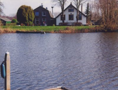 Vechtgezicht-vanaf-Klompweg
Vechtgezicht vanaf de Klompweg. Zicht op de Lindenhoeve. Zie Werinon (2003) Jaar van de boerderij.
Trefwoorden: Vecht, Lindenhoeve
