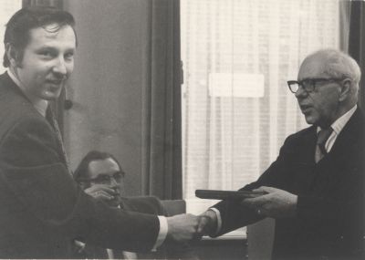 Afscheid-van-burgemeester
Afscheid van Burgemeester van Harinxma thoe Slooten.
Hier neemt hij afscheid van een van de gemeenteambtenaren: Dhr. Lokhart
Op de achtergrond Karel Scherpenhuisen
