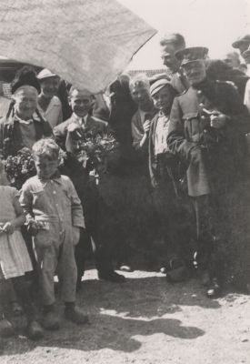 Huwelijk-Manus-v-d-Velden-en-Jansje-Cusell
Huwelijk Manus v d Velden en Jansje Cusell  (opoe)   Postbode Karel van Nus. Tussen het bruidspaar Kees Bouwer.
Voor de bruid Jan van Huisstede (Manus)  circa 1925
