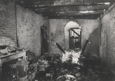 De-dag-na-de-kasteelbrand
Het interieur van het kasteel de dag na de verwoestende brand van januari 1971.
