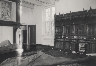 De-dag-na-de-kasteelbrand
De grote zaal van het kasteel op de parterre na de brand van januari 1971.
Het vloerkleed in deze zaal lag oorspronkelijk in de entreehal van het hoofdkantoor van
de cacao-fabriek Van Houten te Weesp. Nadat dit kantoor was gesloten heeft de heer J..L Jonker
dit tapijt gekocht voor de grote zaal van het kasteel.
