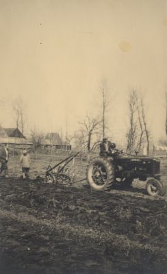 Tractor-G-Westland-in-de-sloot
Tractor G. Westland op het land

