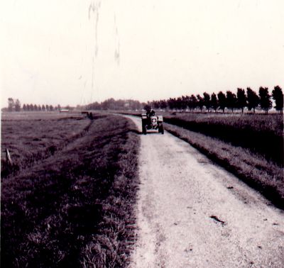 Wagen-met-melkbussen-onderweg-boerderij
Wagen met melkbussen onderweg boerderij. Het melken gebeurde nog buiten.
Trefwoorden: melken