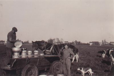 Boerderij-van-fam-Snoek
De boerderij behoorde in de negentiende eeuw aan de familie Nieuwendijk. In 1918 kocht Petrus Snoek “Welgelegen”.
De boerderij werd in 1928 overgenomen door Petrus Cornelis Snoek.. Petrus Nicolaas Snoek nam het bedrijf over van zij vader in 1966. In 1986 stopte Piet Snoek Jr. Met het houden van melkvee .Het land werd verkocht aan G.van der Broek.
