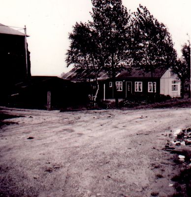 Voorn-sr-bezig-met-het-haren-vd-zeis
De heer Voorn sr, Vreelandseweg 51,  is bezig met het haren van de zeis.
Trefwoorden: Vreelandseweg, haren zeis