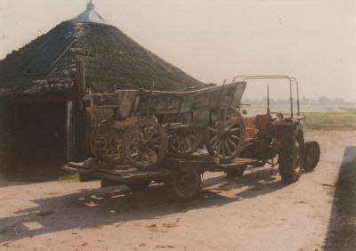 Boerenkar-op-trekker-bij-boerderij-Vechtzicht
Een oude boerenkar op de trekker bij boerderij de Vechtzicht, Eilandseweg 26, 26AHorn- en Kuijerpolder.
Zie ook foto 5-3-13.
Zie Werinon nr. 51: het jaar van de boerderij
Trefwoorden: boerderijen, Hornpolder