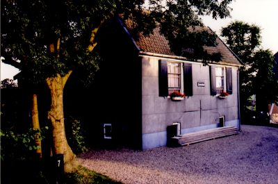 Vervallen-boerderij
De oude woning op de Eilandseweg 7 van de fam.Wenneker stond voor de stal.
Dit woonhuis is inmiddels afgebroken.

