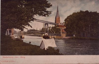 Brug-over-Reevaart
De Brug over de Reevaart, overzijde de Dammerweg.
Vanaf de Voorstraat is de foto genomen.
Achtergrond: de Rooms Katholieke kerk
Trefwoorden: Ansichtkaart