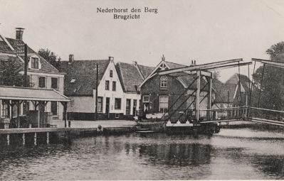 Brugzicht
Brugzicht over de Reevaart-  Circa 1905 Voorstraat-  Links Ingang Brugstraat midden de Brugwachterswoning
Trefwoorden: Brug