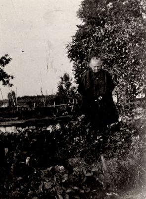 Vrouw-van-Reijnert-Hoetmer
Mevrouw van Reijnert Hoetmer, woonachtig bij de sluis tussen Blijkpolder en Ankeveensevaart.
Kijkend naar haar moestuintje.
