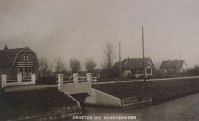 Brug-in-Horstermeer
Woning van fam J Pik-  De heer Pik werkte vermoedelijk voor een Zaadhandel in Gorinchem-  De naam van de Middenweg was eerst Nieuwe weg
Trefwoorden: Nieuwe weg Brug