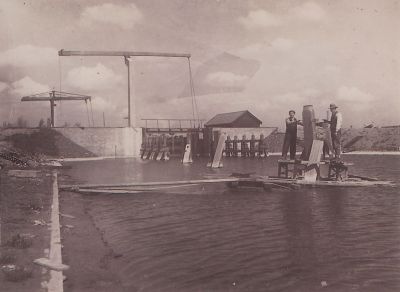 Bouw-Sluis-Het-Hemeltje
Werkzaamheden bouw van de sluis het Hemeltje, de dukdalven worden geplaatst.
Links A.G. De Groot september 1932
