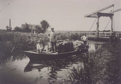 Sluis-met-doorvaart
Wipbrug, sluis en doorvaart van de Horstermeer/Ankeveen naar de vaart langs de Heerenweg in Ankeveen.
Schuit met groenten van met de familie Westbroek.
