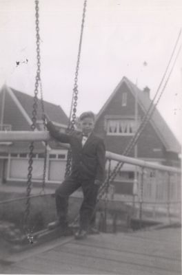 Benny-Pouw-Het-jongste-brugkind-op-de-brug
Benny Pouw. Het jongste brugkind op de brug ter gelegenheid van zijn eerste heilige communnie.

