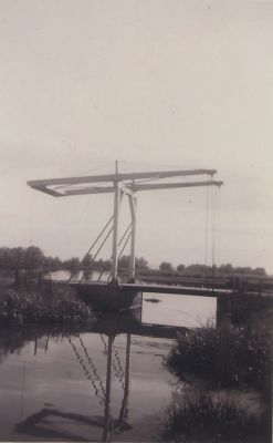 Brug-over-Boezemkanaal-Horstermeer
Brug over het Boezemkanaal van de Horstermeer in de Vreelandseweg . De “Gele” brug. 
Het boezemkanaal vormde de uitwateringsboezem van de Horstermeer naar de Vecht.
Trefwoorden: Gele brug, Horstermeer, Vreelandseweg