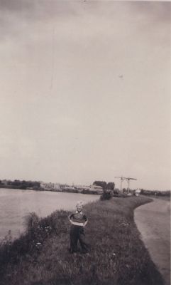 Dijk-naast-Vreelandseweg-naar-Gele-brug
Dijk naast de Vreelandseweg, nabij Vreelandseweg 41,  naar de “Gele” brug.
Op de dijk Wim Pouw. In de verte Overmeer Zuid? Wethouder Bloklaan.
Trefwoorden: Vreelandseweg, gele brug