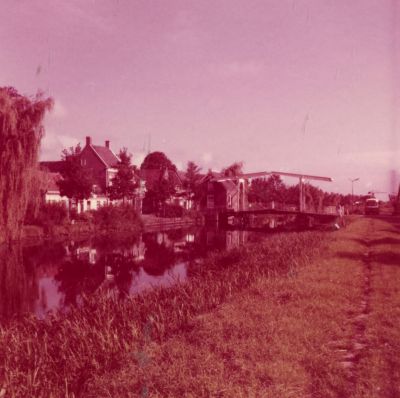 Gezicht-op-De-Brug
Gezicht op de brug over de Reevaart met op de achtergrond de kraan van de Gebrs- Van Emmerik  kolenhandel -   Thans  2019  is daar het benzine-tank station De Haan
Trefwoorden: Brug