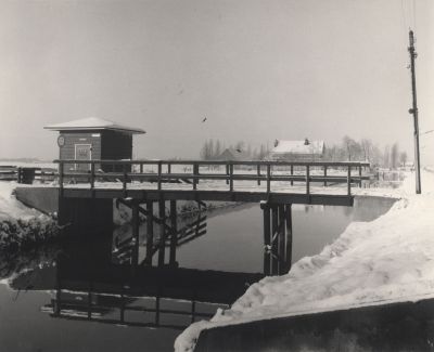 Brug-over-vaart
Brug over de vaart de verbinding tussen de Middenweg en de Radioweg-  Achter de brug een PEN huisje
Trefwoorden: Brug