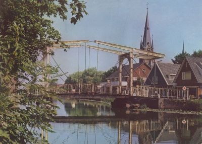 De brug in het Dorpcentrum
De brug over de Reevaart in het centrum van Nederhorst den Berg. Inmiddels gedempt.
Trefwoorden: Dorpscentrum, Reevaart
NdB