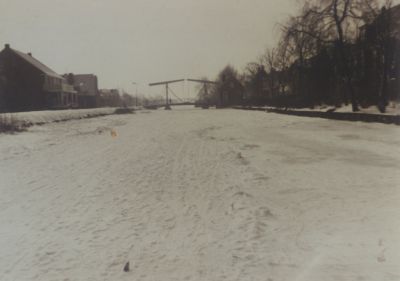 Brugzicht
Gezicht op de brug en links het Wapen van Nederhorst
Nu het Spiegelhuis
