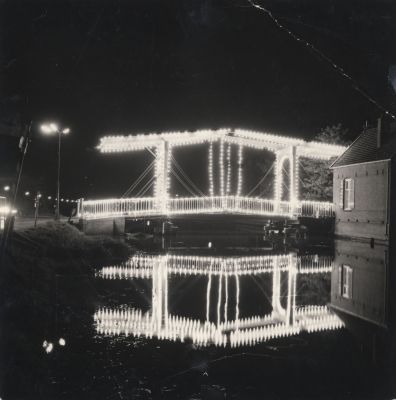 Verlichte-Brug
De Brug is verlicht ter gelegenheid van Koninginnedag.
Gezien vanaf de Dammerweg.
