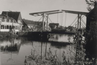 Brug-over-Reevaart
Zicht op de brug over de Reevaart ter hoogte van het begin van de Overmeerseweg
Trefwoorden: Brug