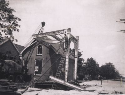 Brugstraat
Slopen brug en brughuis.
Laatste bewoner was J Pouw.
De teksten op het huis hebben betrekking op de gemeenteraadsverkiezingen.
Alternatief 70 en A70 was een nieuwe partij met als lijstaanvoerder J.J.Galesloot.
